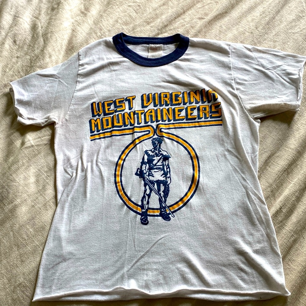 Size Lg vintage graphic WVU tee